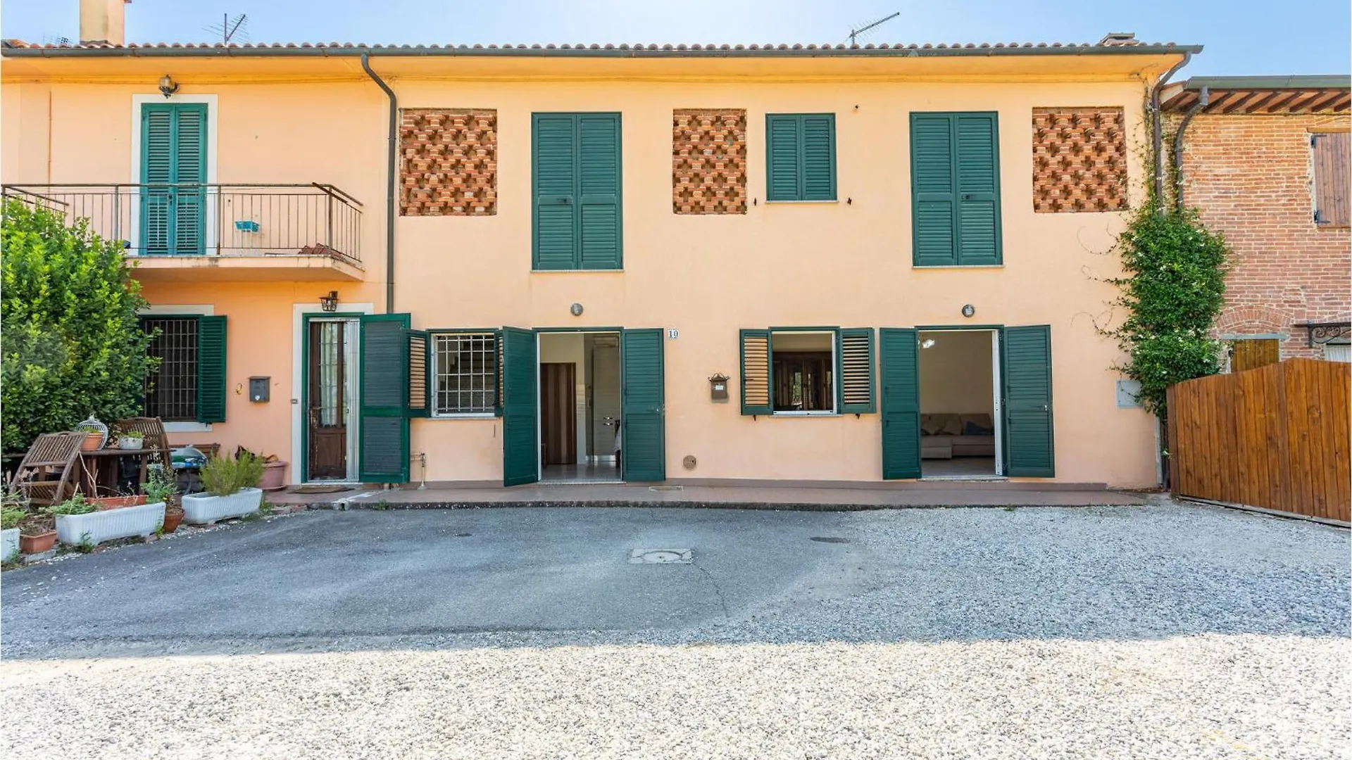 2 Bedroom Cozy Home In Altopascio contacts
