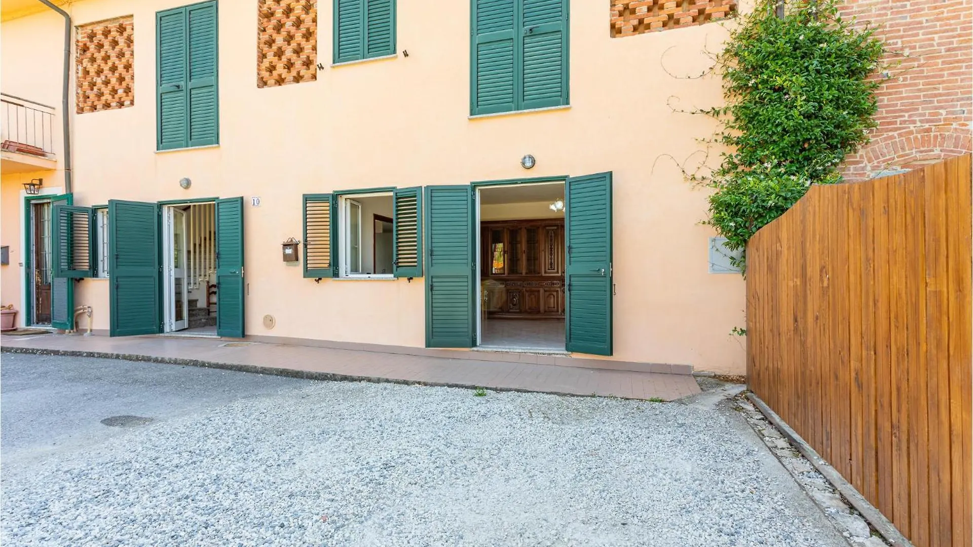 2 Bedroom Cozy Home In Altopascio Italy
